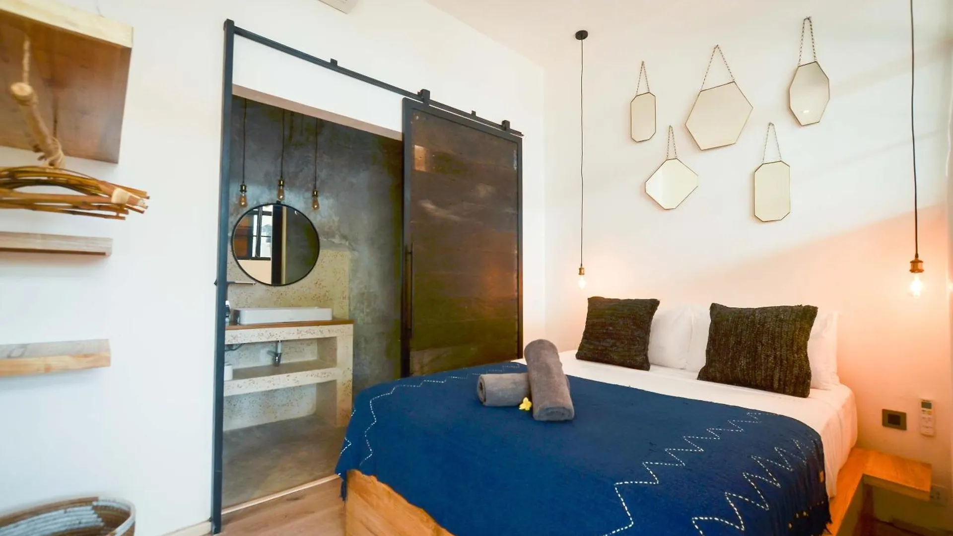 Pop Art Canggu Apartment, Short-Walk To The Beach 0*, Canggu (Bali)