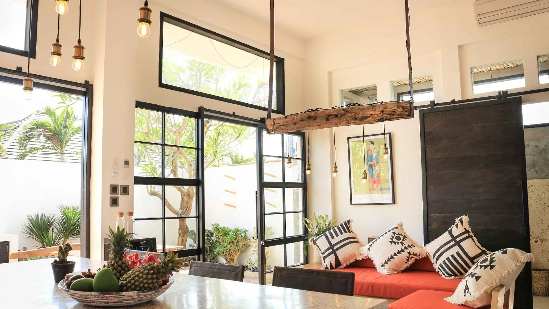Pop Art Canggu Apartment, Short-Walk To The Beach