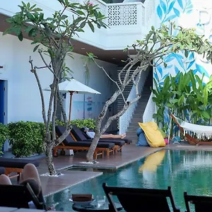  Hostel Dip & Doze Living